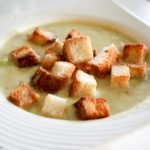 Kremowy sernik z truskawkami