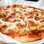 Kremowy sernik z truskawkami