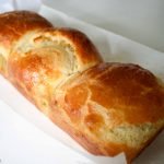 Pieczony łosoś na maślanych warzywach w cieście francuskim