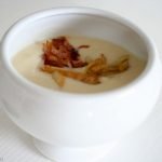 Knedle ze śliwkami, marcepanem, sosem śliwkowym i kruszonką cynamonową